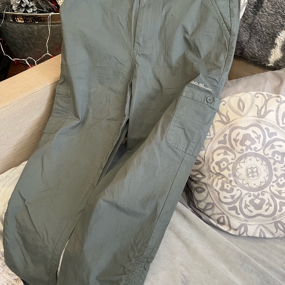 Eddie Bauer cropped light weight cargo pant, size medium.